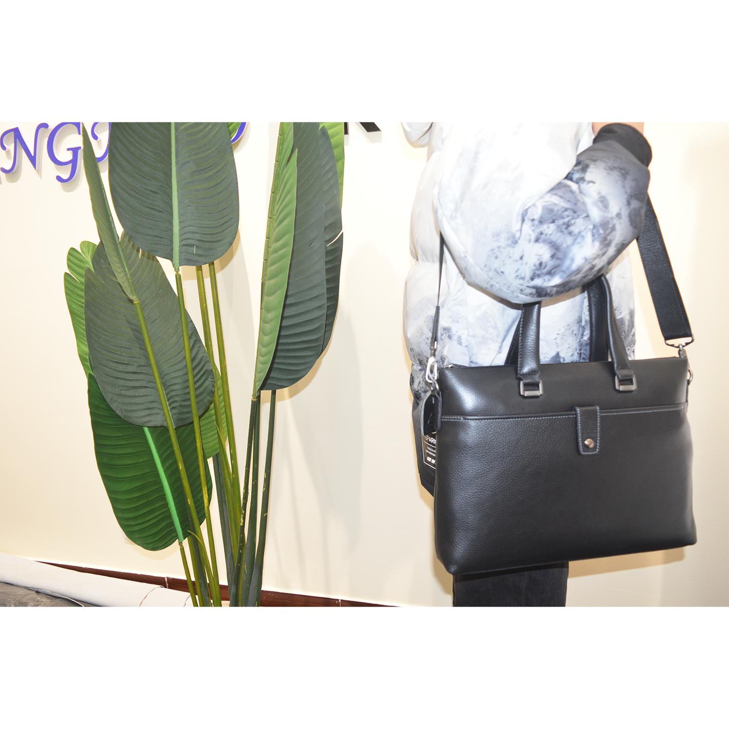 Full Grain Cow Leather Portable Briefcase Bag Laptop Leather Business Bag with Magnetic Snap